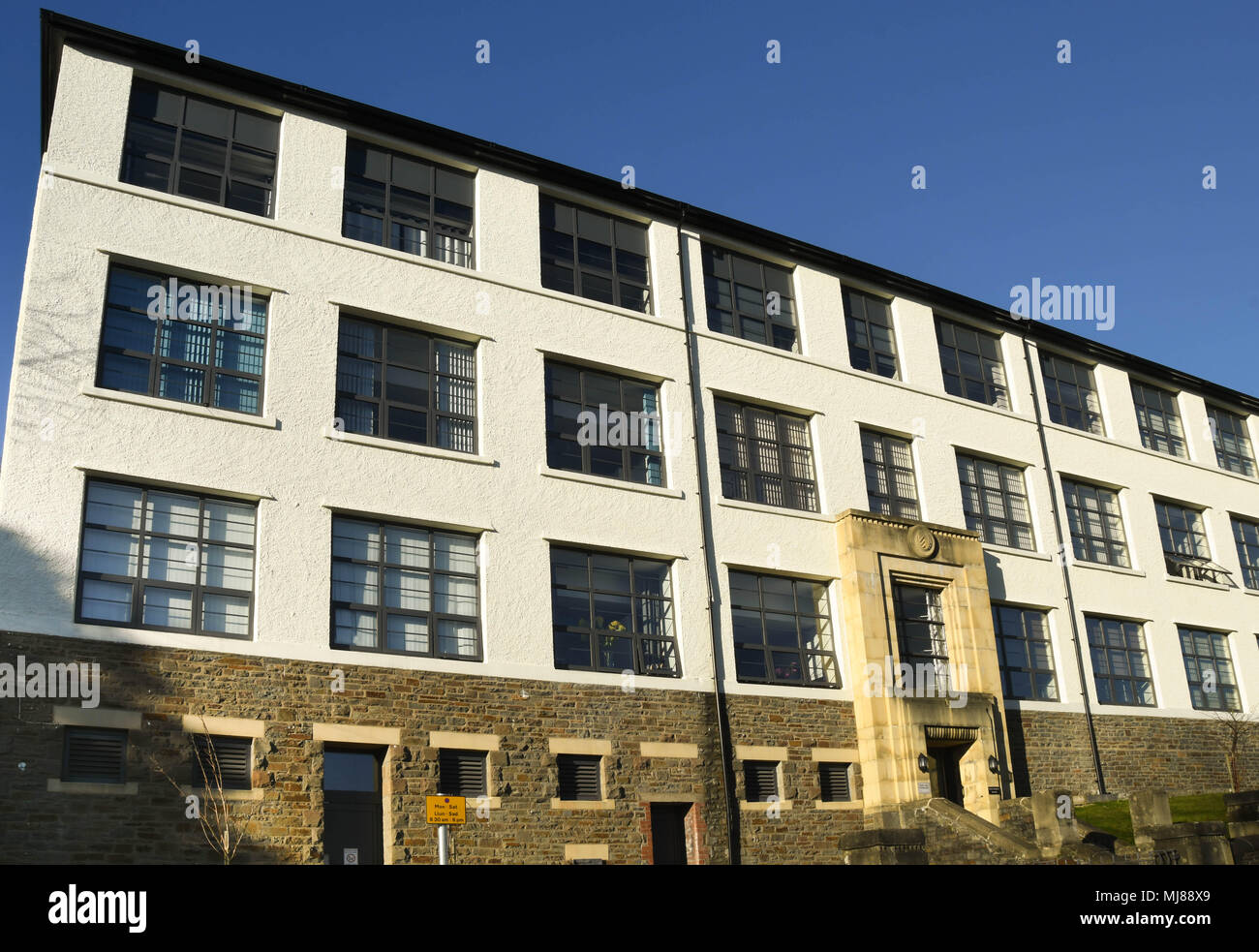 Nuovi appartamenti sulla collina sopra Pontypridd centro città. L'edificio era originariamente parte della Pontypridd Boys Grammar School Foto Stock