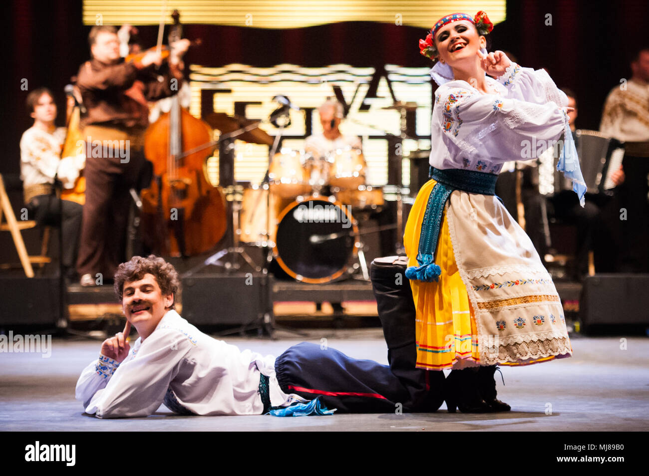 Chaika, ucraino di danza e musica popolare ensemble da Odessa, Ucraina, effettuando al venticinquesimo Folkart CIOFF Internazionale Festival di Folclore folklore sub-festival di Festival di Quaresima, una delle più grandi feste all'aperto in Europa. Folkart, Festival Lent, Maribor, Slovenia, 2013. Foto Stock