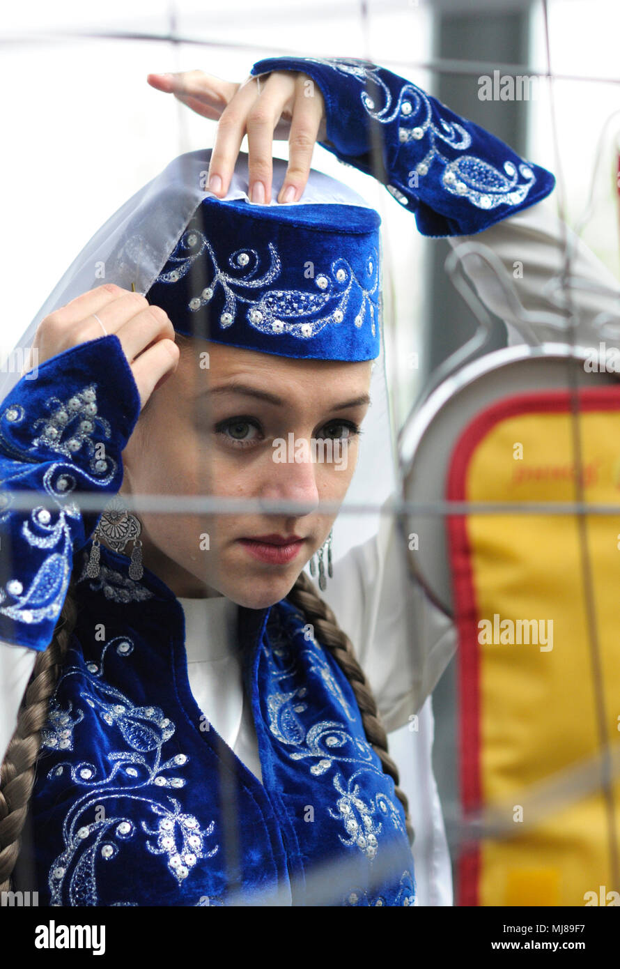 Crimea tatar ballerino in abito nativa la preparazione per il concerto, vestirsi e mettendo il trucco. Celebrando di Hidirellez. Aprile 23,2018. Kiev,Ucraina Foto Stock