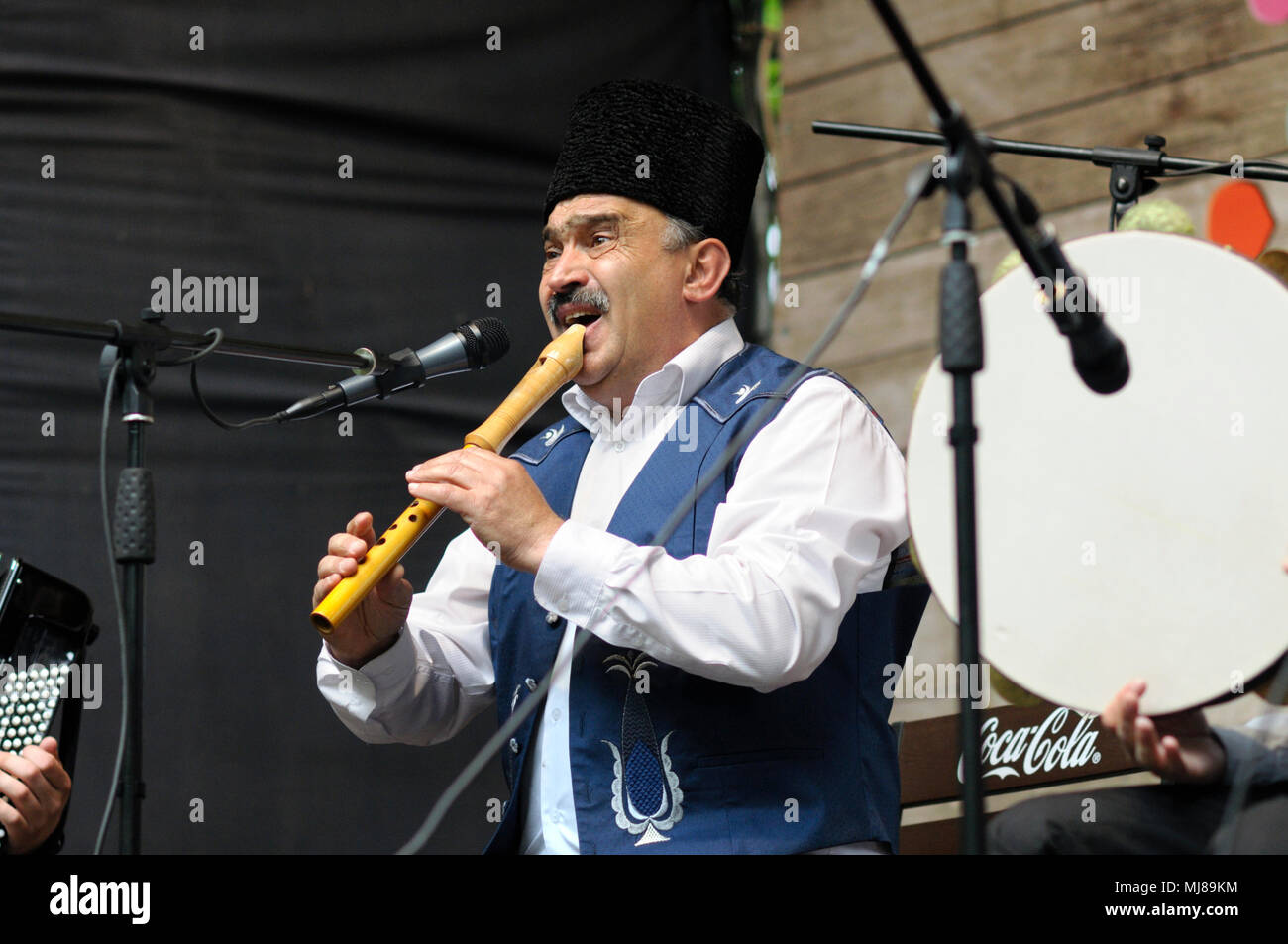 Crimea tatar musicista in un abito nazionale riproduzione strumento nativo. Celebrando di Hidirellez. Aprile 23, 2018. A Kiev, Ucraina Foto Stock