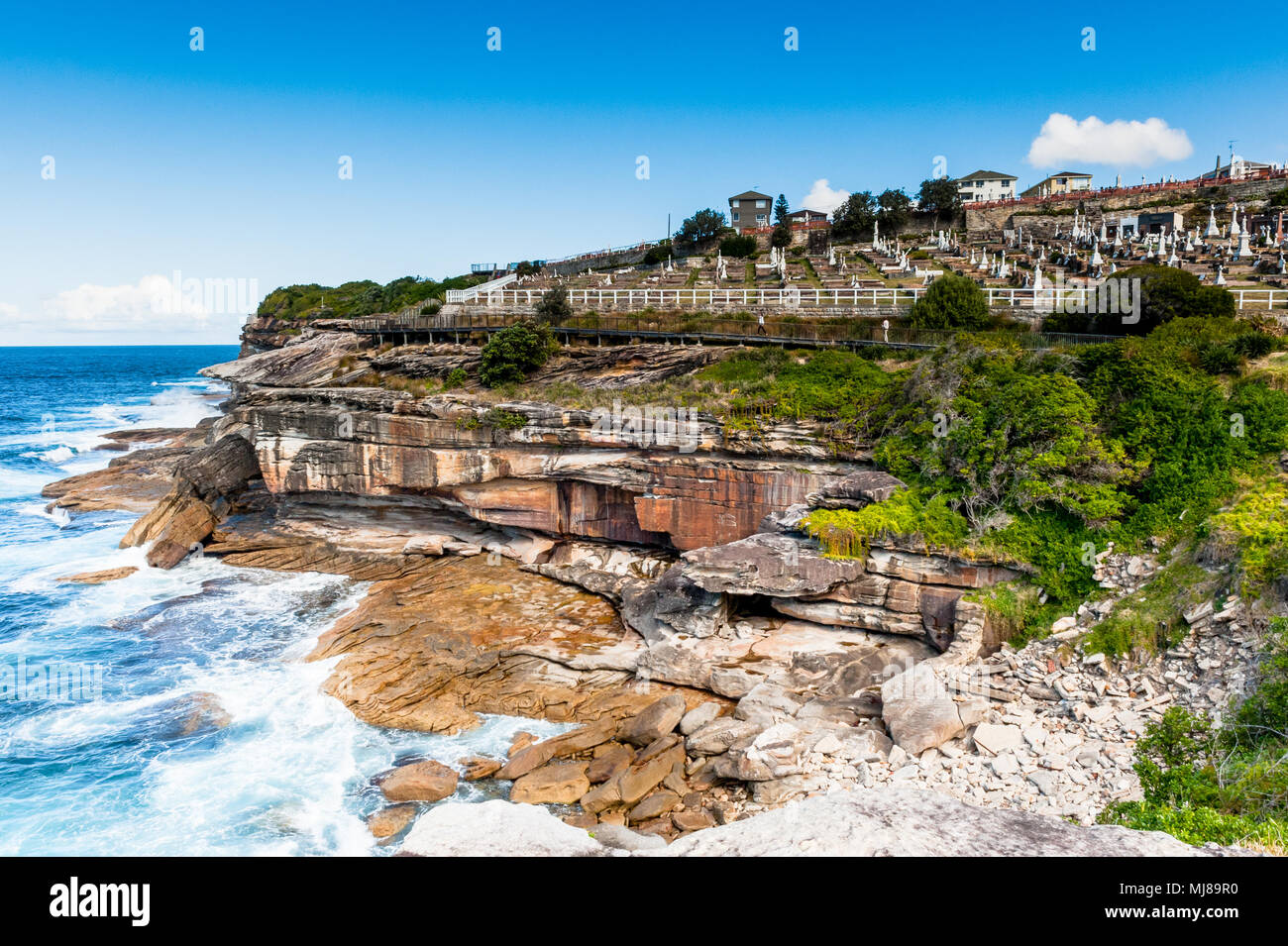 Un cimitero sul fronte mare, con caduta di rocce e massi di seguito lungo il famoso Coogee a Bondi Beach a piedi di Sydney, Nuovo Galles del Sud, Australia. Foto Stock
