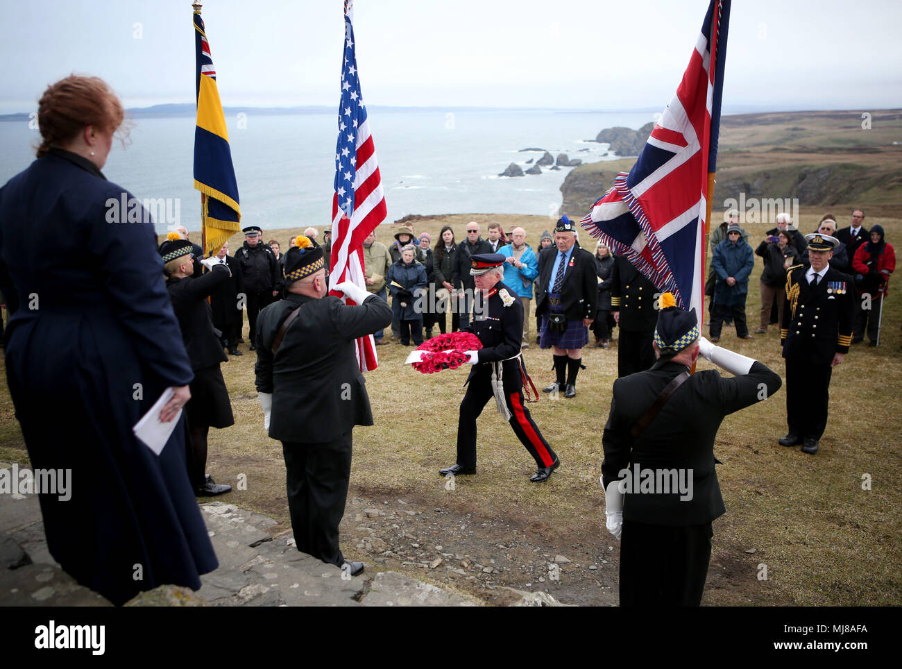 Lord Luogotenente di Argyll and Bute, Patrick Stewart, stabilisce una corona durante un servizio al momento americano a Mull of Oa su Islay, ricordare circa 700 Prima guerra mondiale i soldati che hanno perso la vita nel naufragio di due navi statunitensi al largo della piccola isola scozzese. Foto Stock