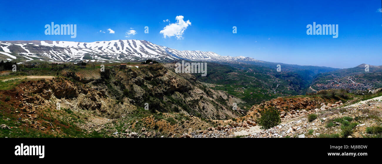 Vista del paesaggio di montagne e Valle di Kadisha aka Valle Santa in Libano Foto Stock