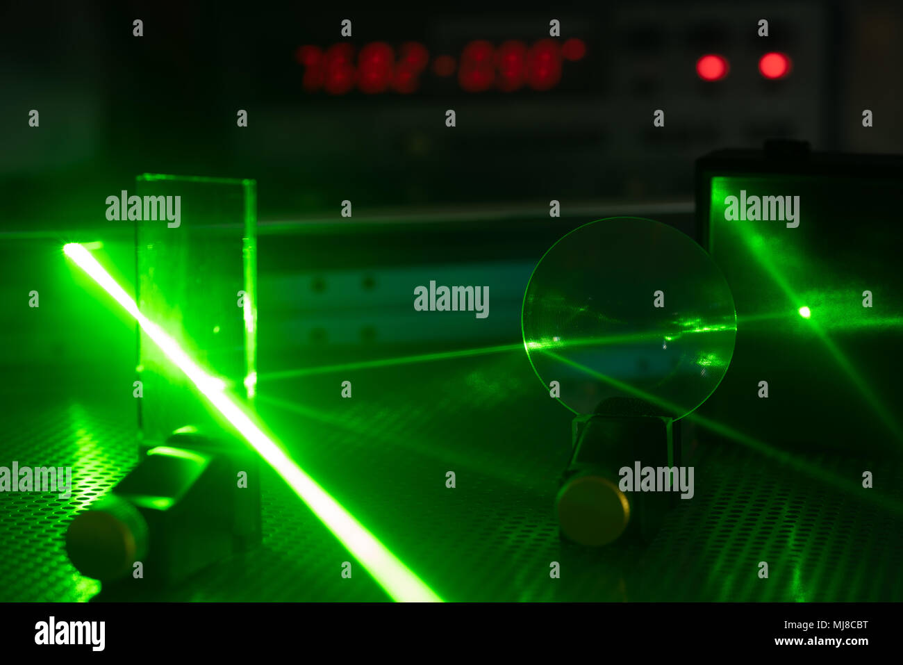 Il laser verde sul tavolo ottico in un quantum Optics Laboratory Foto Stock