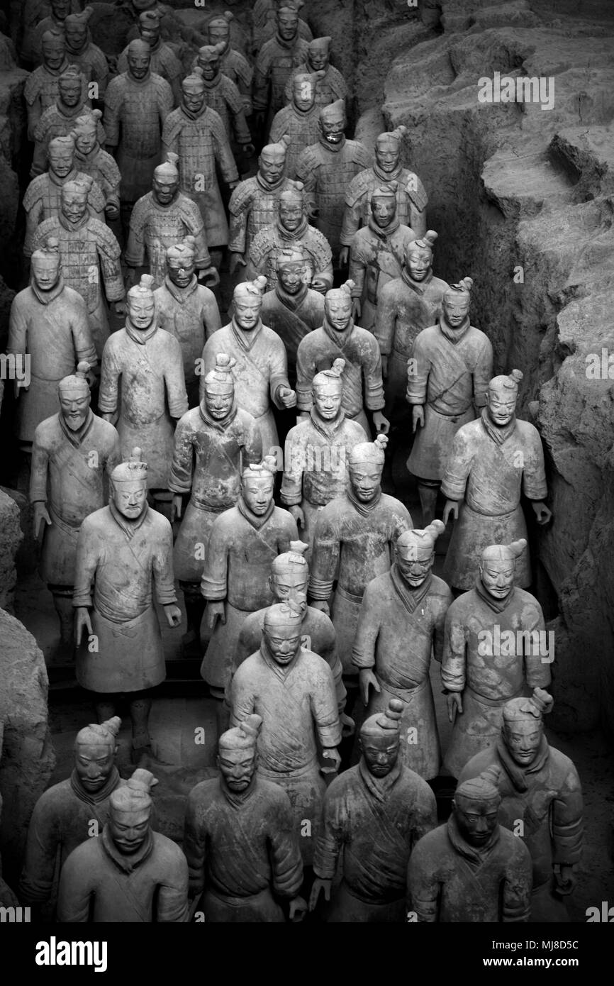Angolo di alta vista del terzo secolo A.C. Esercito di Terracotta collezione di sculture in terracotta raffiguranti soldati dell esercito. Foto Stock