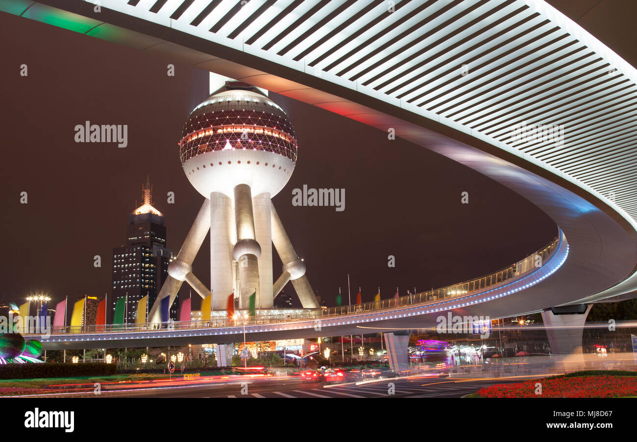 Strada Sopraelevata e vista della sferica inferiore ponte di osservazione della Oriental Pearl TV Tower, Shanghai Pudong, la Cina di notte. Foto Stock