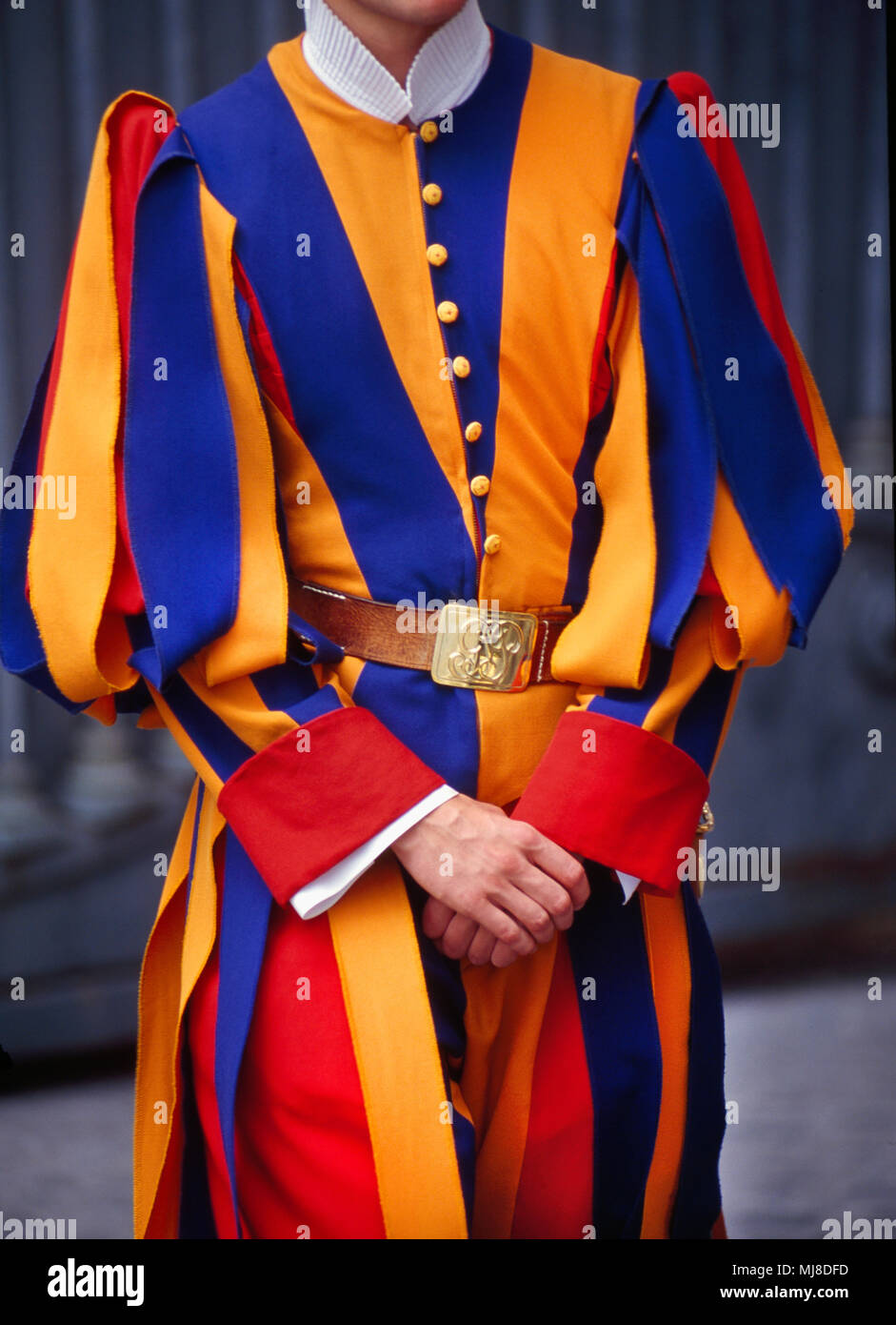 Close up della Guardia Svizzera nella sua uniforme colorate con blu,  arancione e strisce rosse, Città del Vaticano, Roma, Italia Foto stock -  Alamy