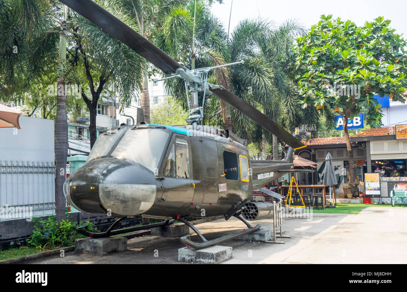 US Army Bell UH-1 Iroquois Huey elicottero dalla guerra del Vietnam in mostra presso il Museo dei Resti della Guerra, Città di Ho Chi Minh, Vietnam. Foto Stock
