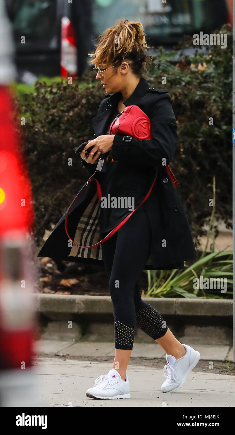 Caroline Flack capi alla palestra di indossare una giacca impermeabile Burberry e Ray-Ban aviator occhiali da sole e portante una borsetta di Gucci con: Caroline Flack dove: Londra, Regno Unito quando: 03 Apr 2018 Credit: WENN.com Foto Stock