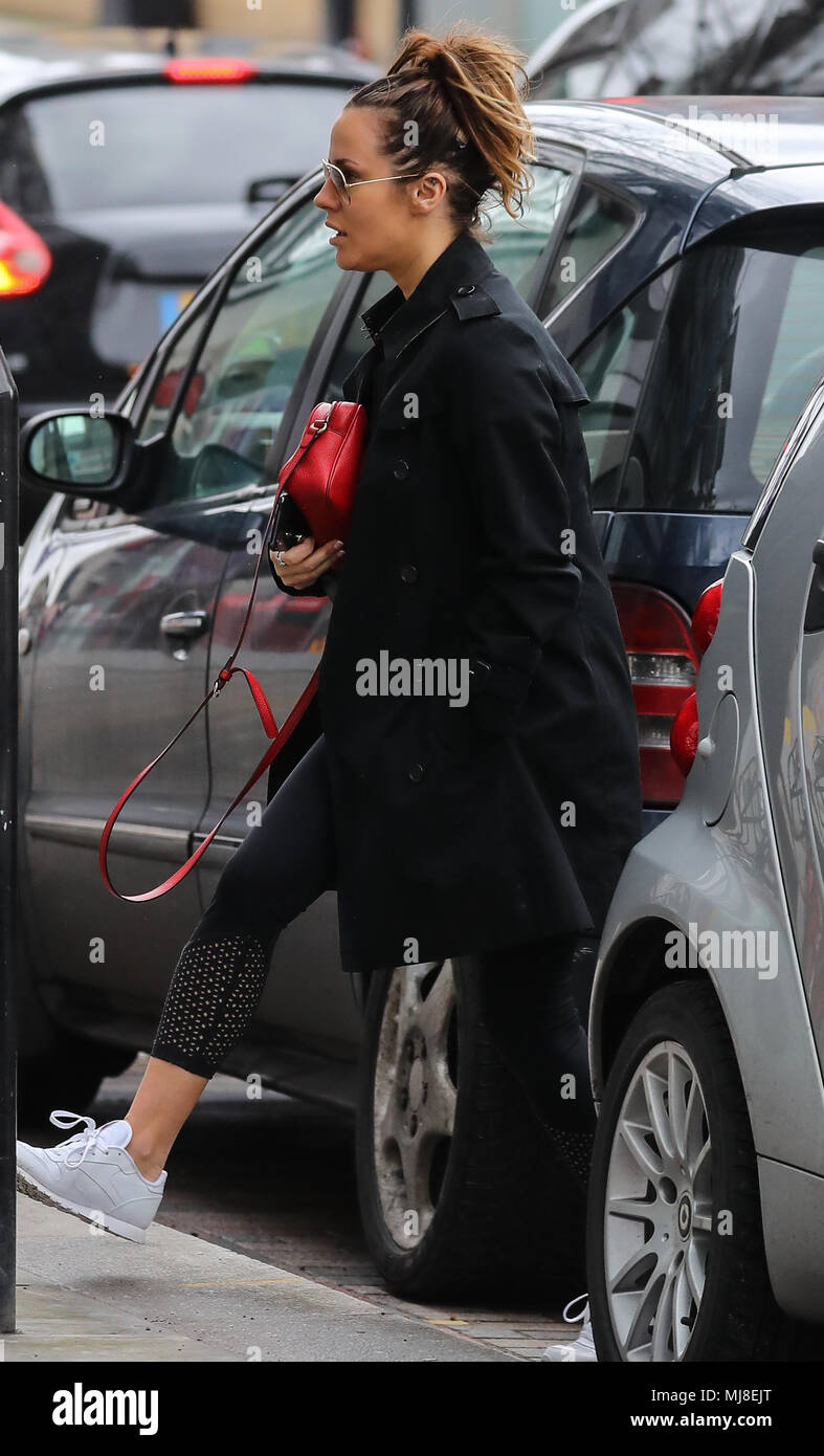 Caroline Flack capi alla palestra di indossare una giacca impermeabile Burberry e Ray-Ban aviator occhiali da sole e portante una borsetta di Gucci con: Caroline Flack dove: Londra, Regno Unito quando: 03 Apr 2018 Credit: WENN.com Foto Stock