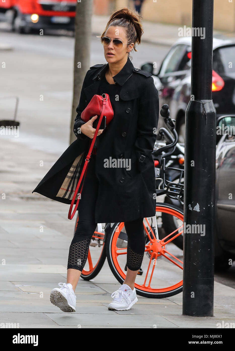 Caroline Flack capi alla palestra di indossare una giacca impermeabile Burberry e Ray-Ban aviator occhiali da sole e portante una borsetta di Gucci con: Caroline Flack dove: Londra, Regno Unito quando: 03 Apr 2018 Credit: WENN.com Foto Stock