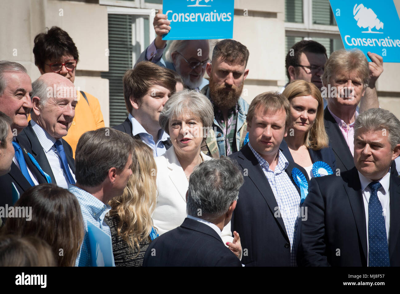 Il primo ministro Theresa Maggio (al centro) con i sostenitori durante una visita a Wandsworth Town Hall di Londra, dove il partito conservatore mantenuto il controllo di Wandsworth Consiglio nelle elezioni locali. Foto Stock