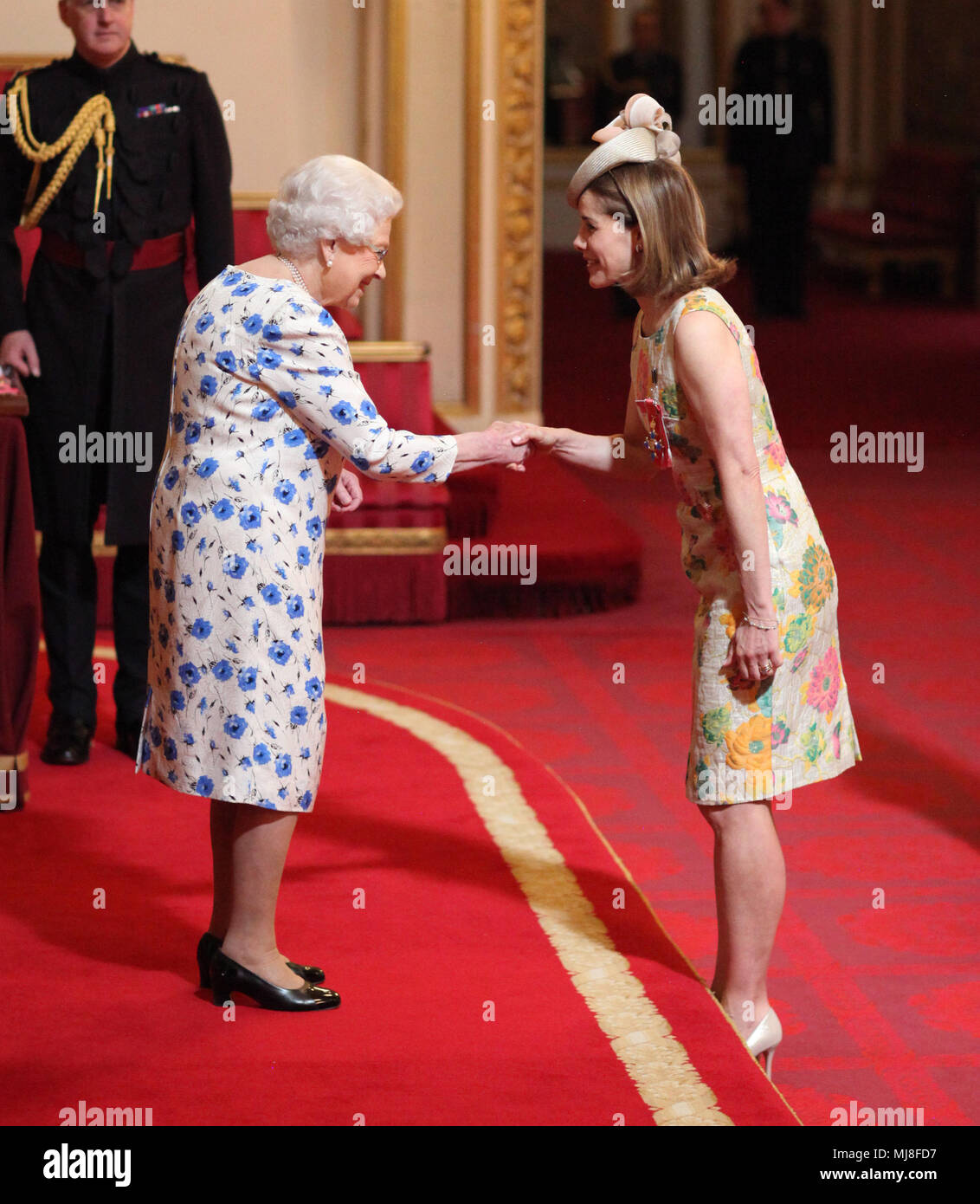 Darcey Bussell da Londra è realizzato un Dame Commander of the British  Empire dalla Regina Elisabetta II durante una cerimonia di investitura a  Buckingham Palace di Londra Foto stock - Alamy