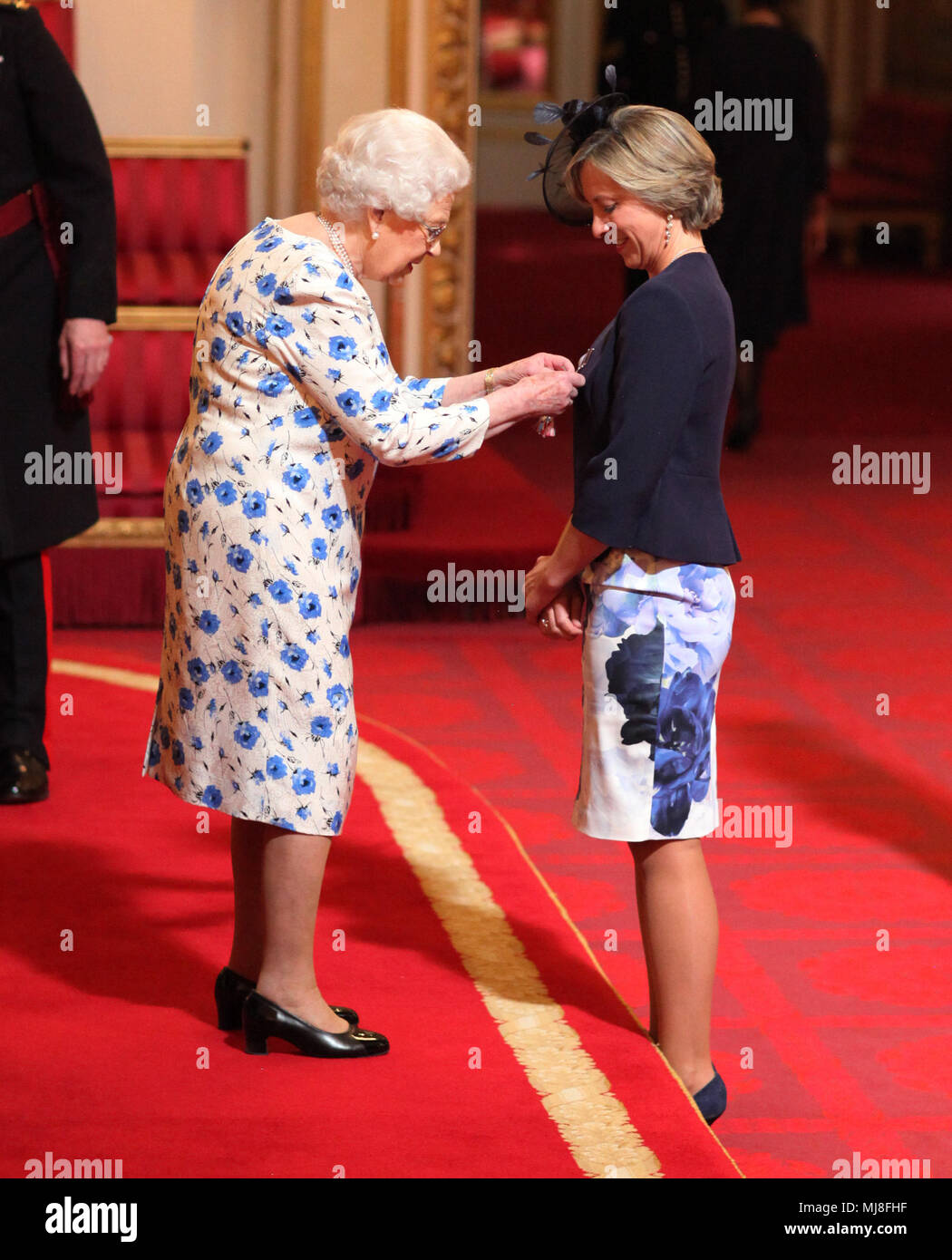 Ex cricketer inglese Clare Connor da Hove è attribuito un CBE (comandante dell'ordine dell'Impero Britannico) dalla Regina Elisabetta II durante una cerimonia di investitura a Buckingham Palace di Londra. Foto Stock