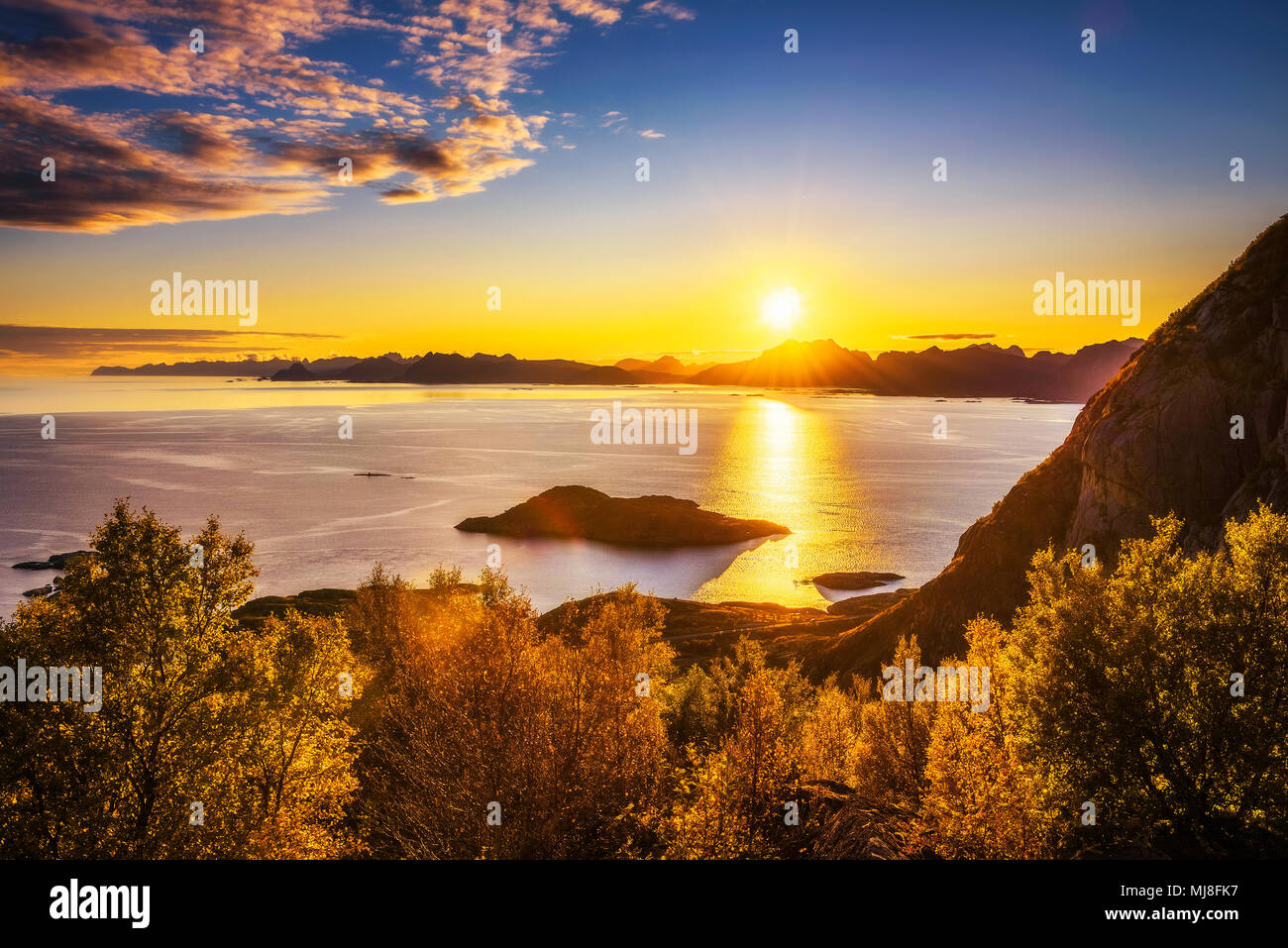 Tramonto sulle montagne delle isole Lofoten Foto Stock