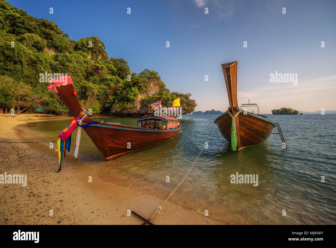 Thai barche longtail parcheggiato al Koh Hong Island in Thailandia Foto Stock