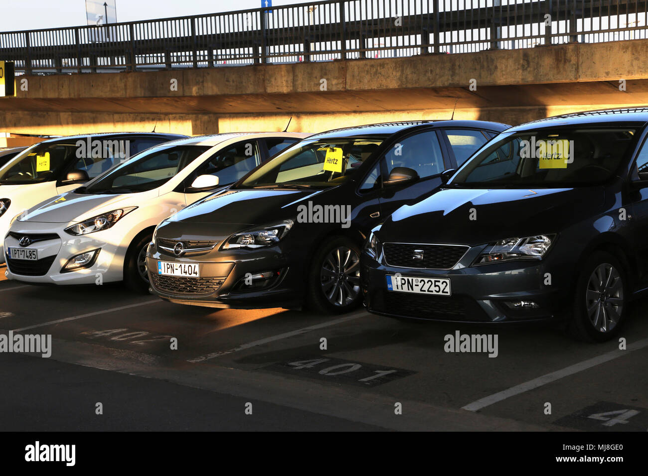 Noleggio Auto Hertz sotto il cavalcavia all'Aeroporto di Atene in Grecia Foto Stock