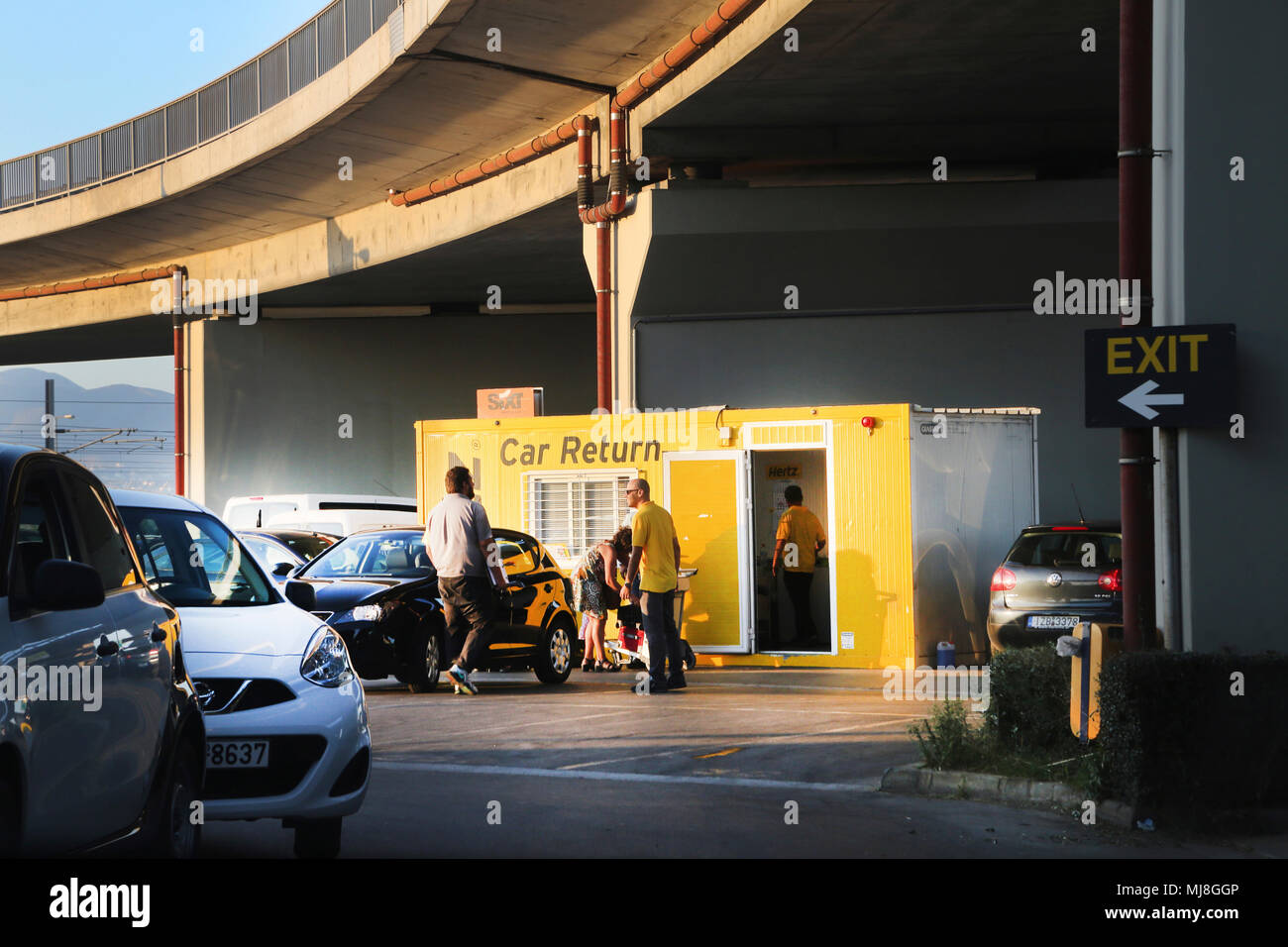 Autonoleggio sotto il cavalcavia all'Aeroporto di Atene in Grecia Foto Stock