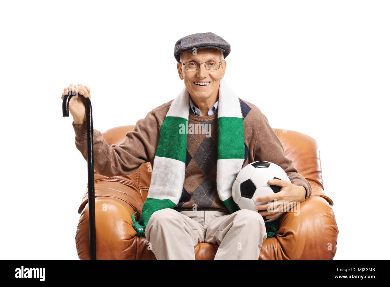 Anziani tifoso di calcio seduto in poltrona in pelle guardando la telecamera isolata su sfondo bianco Foto Stock