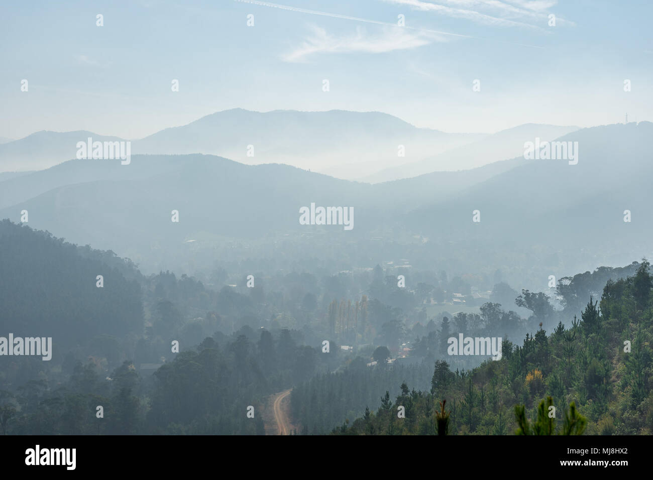 Fumoso montagne coperte di incendio fumo Foto Stock