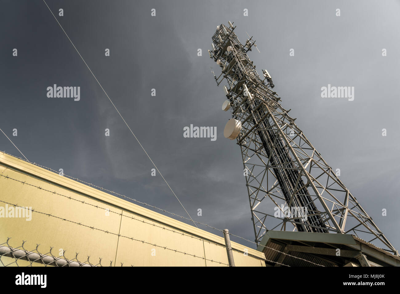 Vista verticale della torre di comunicazioni Foto Stock