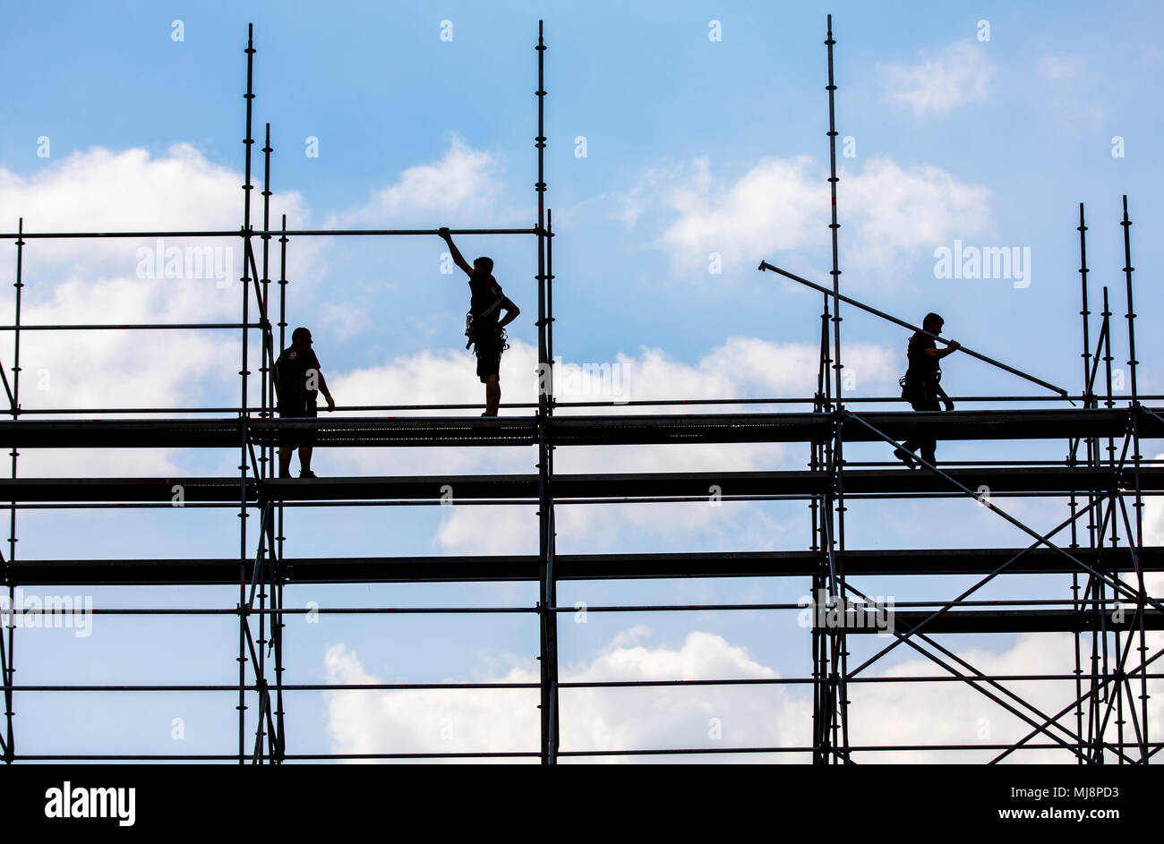 Ponteggio builder durante lo smantellamento di un grande, free-standing impalcature, Foto Stock