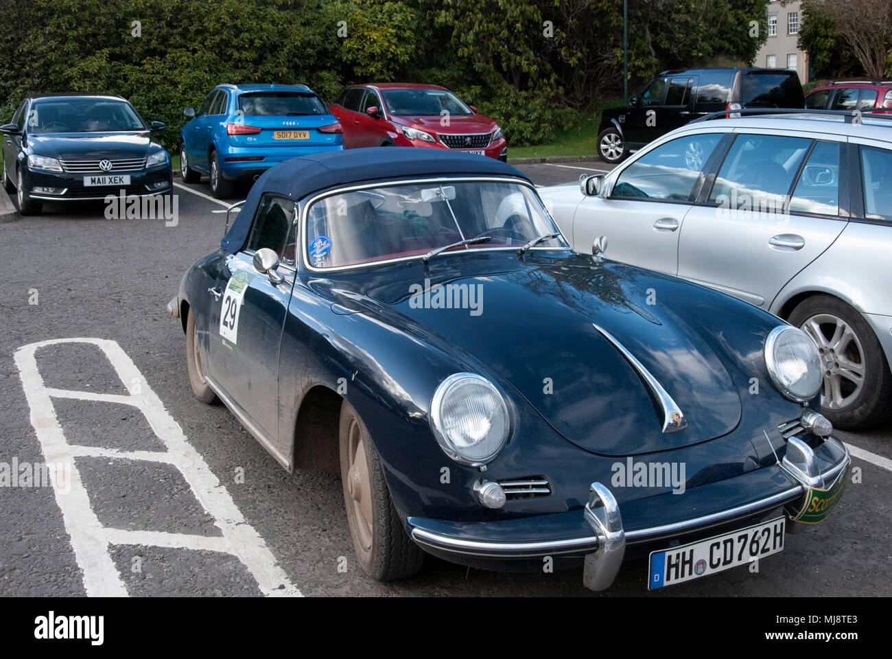 1962 Porsche 356 Super 90 convertibile sport classico auto anteriore destro lato passeggeri in vista del 1962 navy blu nero Porsche 356 super 90 classic vi Foto Stock