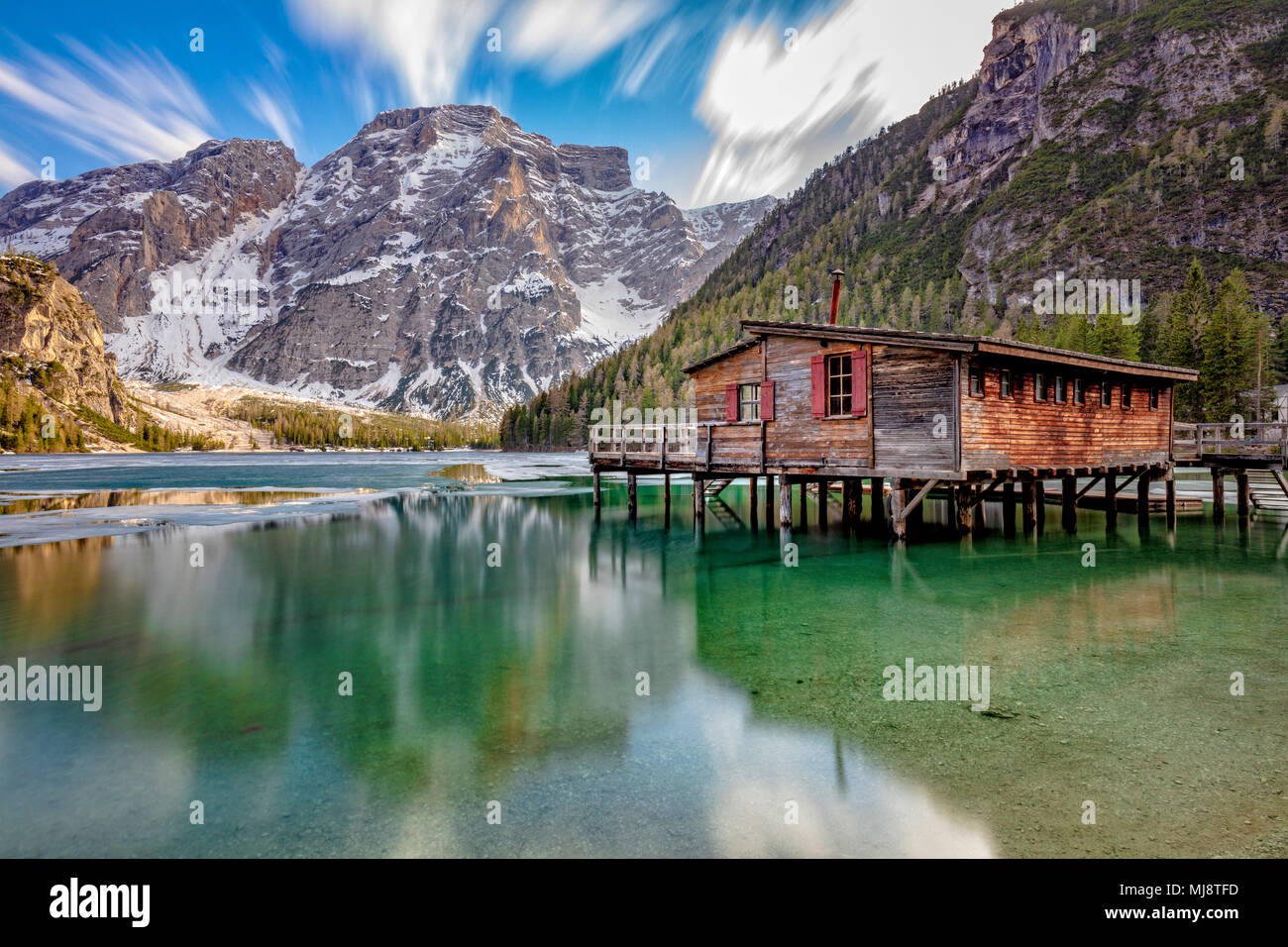 Lago di Braies sulle alpi italiane Foto Stock