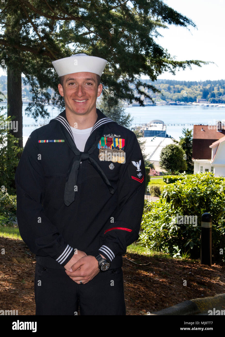 "Mi piace essere sui sommergibili e voglio farlo il più a lungo possibile. Ho aderito al submarine force perché abbiamo avuto un amico di famiglia che era un submariner. Dopo aver ascoltato le sue storie e audizione circa il divertimento ha avuto ho deciso che mi andava di farlo. Il mio tour sulla USS Jacksonville è stato incredibile. Io sono stato sulla barca di quattro anni e mi piace tantissimo. Essendo un Quartermaster, sapendo dove siamo e che cosa stiamo facendo, e anche in corso di un subacqueo, essendo in grado di fare ciò che altri non sono in grado di fare, è così bello!" - tecnico elettricista (Navigazione) terza classe Matteo McKenzie, attaccato al Los Angeles-class Foto Stock