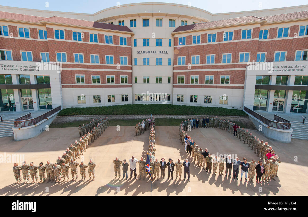 La United States Army Reserve segna il suo 110° anniversario, istituita il 23 aprile 1908 come Medical Reserve Corps, con il personale che formava i numeri 1-1-0 a Fort Bragg, Carolina del Nord, il 20 aprile 2018. L'immagine d'archivio registra la formazione di fronte alla Marshall Hall commemorando l'evoluzione della forza della riserva federale. Foto Stock