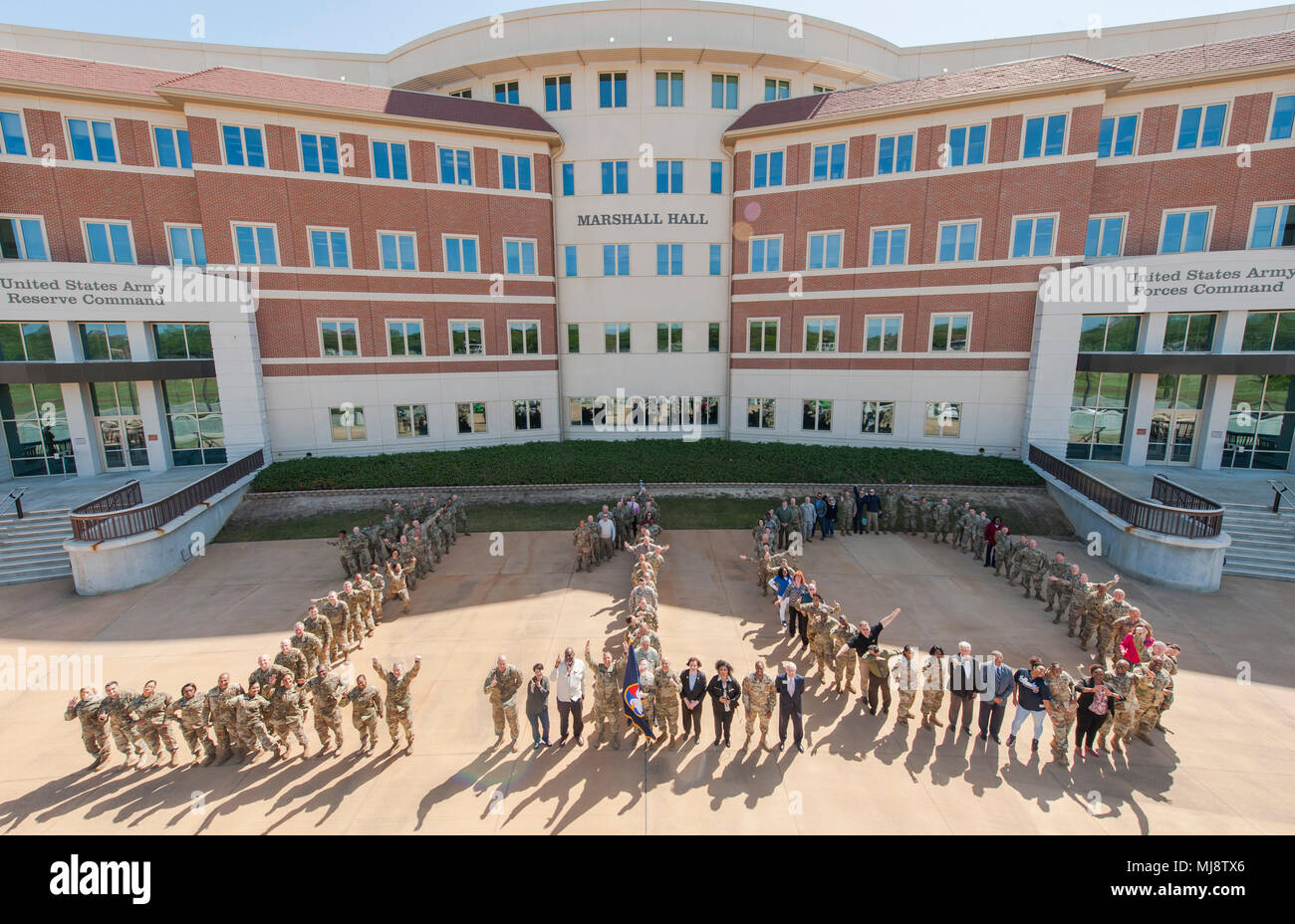 La United States Army Reserve commemora il suo 110° anniversario, risalendo al 23 aprile 1908 come Medical Reserve Corps, attraverso una formazione 1-1-0 a Fort Bragg, Carolina del Nord, il 20 aprile 2018. L'immagine d'archivio documenta i partecipanti riuniti davanti a Marshall Hall per riconoscere la missione della riserva federale del servizio. Foto Stock
