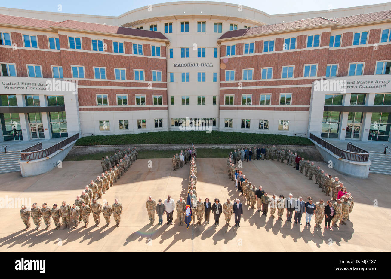 La United States Army Reserve celebra il suo 110° anniversario, originariamente costituita il 23 aprile 1908 come Medical Reserve Corps, con una formazione 1-1-0 a Fort Bragg, Carolina del Nord, il 20 aprile 2018. L'immagine d'archivio registra soldati, civili e ambasciatori riuniti davanti a Marshall Hall in riconoscimento della storia della componente della riserva. Foto Stock