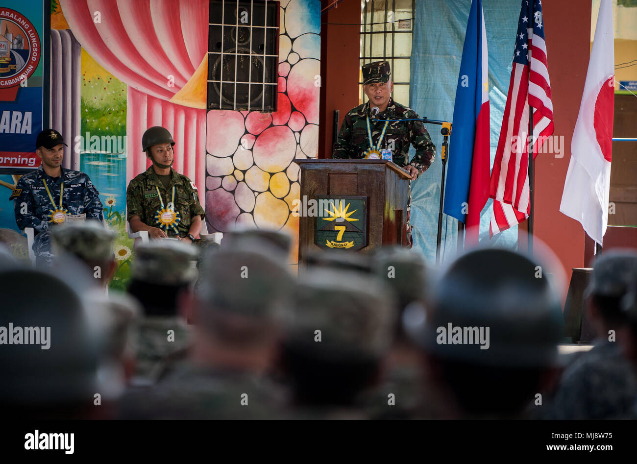 Philippine Air Force Lt. Col. Arman Mampusti dà il suo commento durante la cerimonia rivoluzionaria a Cabu Scuola Elementare di Cabanatuan City, Nueva Ecija, Filippine, a sostegno di esercizio Balikatan, 20 aprile 2018. Mampusti è l esercizio direzione di sede e di servizio civile e le operazioni militari. Balikatan 34-2018, nella sua trentaquattresima iterazione è un annuale U.S.-militari filippini esercizio di formazione incentrati su una varietà di missioni, comprese la fornitura di assistenza umanitaria e di soccorso in caso di catastrofe, la lotta contro il terrorismo e altri combinato operazioni militari svoltasi dal 7 Maggio al 18. (U.S. Marine Corps Foto Stock