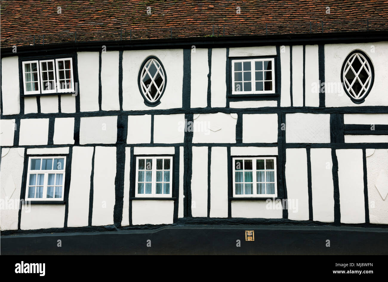 In bianco e nero con cornice in legno house , St Michael's Street, St Alban, Hertfordshire, Inghilterra, Regno Unito. Il XVII secolo la struttura di legno casa con alterazioni. Foto Stock