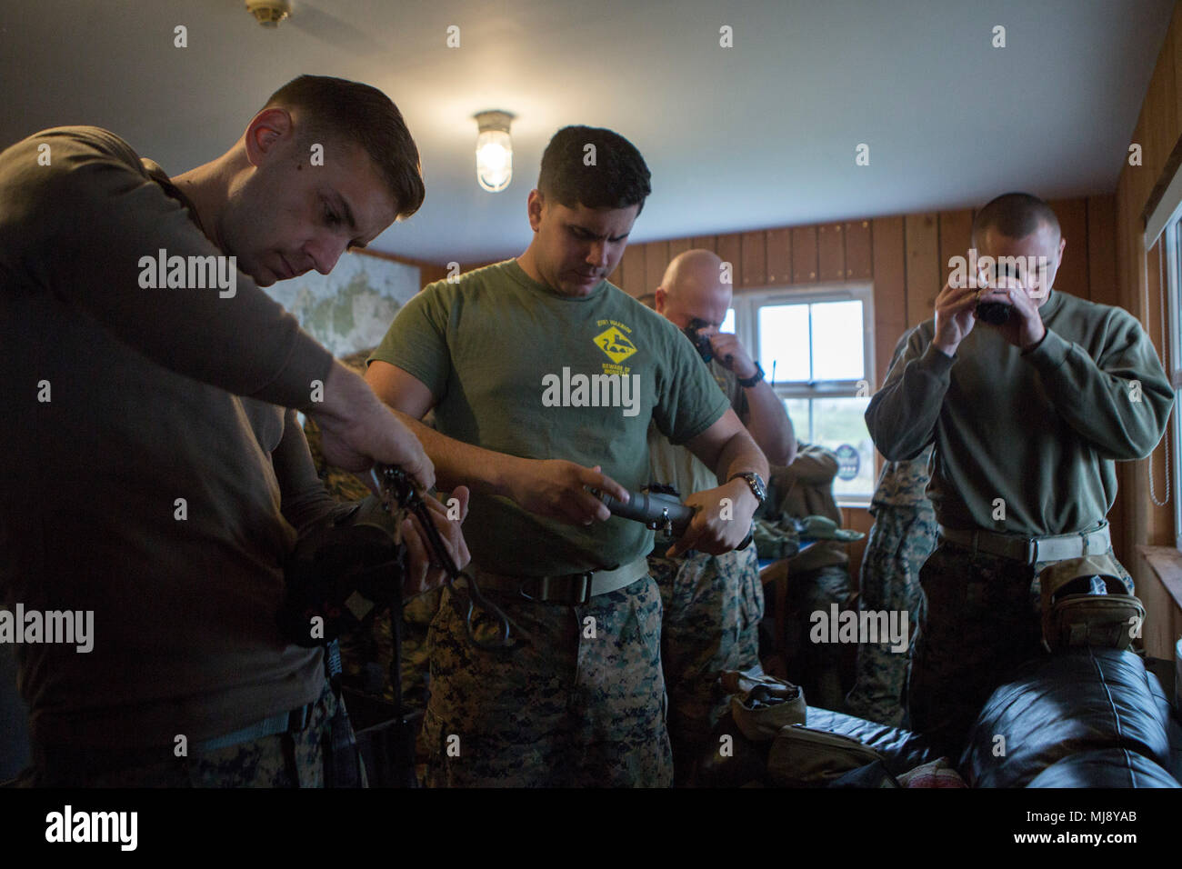 Marines di riserva con 4 Air Naval spari Liaison Company, quartier generale della forza di gruppo, eseguire un ingranaggio responsabilità verificare prima degli avvenimenti della giornata, in Durness, Scozia, 22 aprile 2018. 4° ANGLICO è in Scozia a prendere parte in Joint Warrior 18-1, un esercizio che favorisce la loro prontezza ed efficacia nei bracci combinato integrazione, piccola unità tattica e navigazione terrestre. Questa formazione mira a migliorare le loro capacità ed efficacia in combattimento e assicura che sono pronti a combattere questa sera. Foto Stock