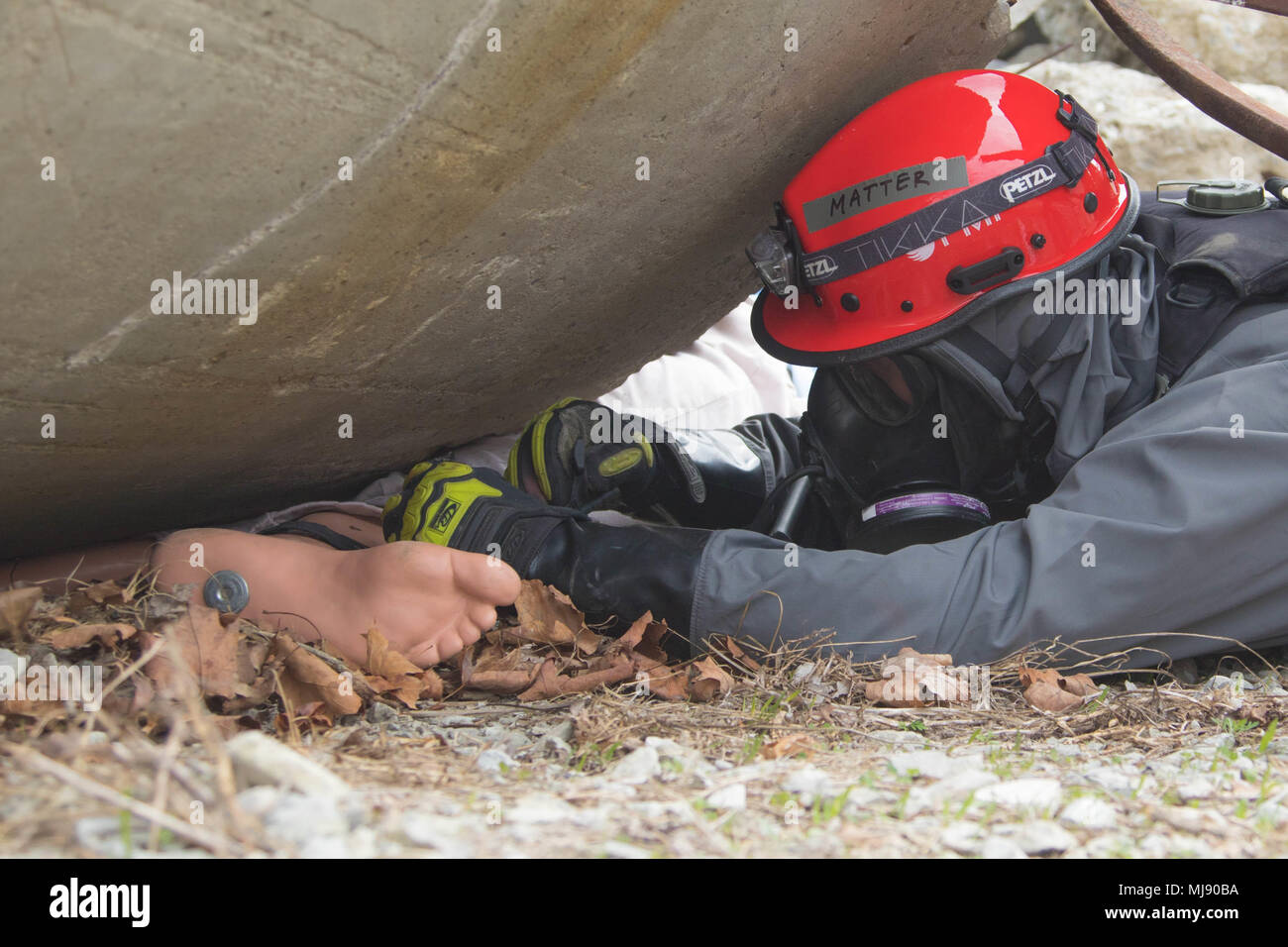 Sgt. Samuel questione applica un laccio di un manichino sotto una lastra di calcestruzzo durante il tutore 18 Risposta a Muscatatuck urbano del centro di formazione, Indiana per il 22 aprile 2018. La materia è parte di una squadra di ricognizione che sta fornendo a 360 gradi la caratterizzazione del sito per identificare dove vittime sono e quali strumenti specializzati sono necessari per salvarli. Questi soldati sono pronti a fornire assistenza medica, anche se essi non sono in grado di spostare il ferito al momento. Stati Uniti Esercito Nord esegue il vibrante annuale di conseguenza risposta esercizio di gestione presso la direzione degli STATI UNITI Northern Command per conf Foto Stock