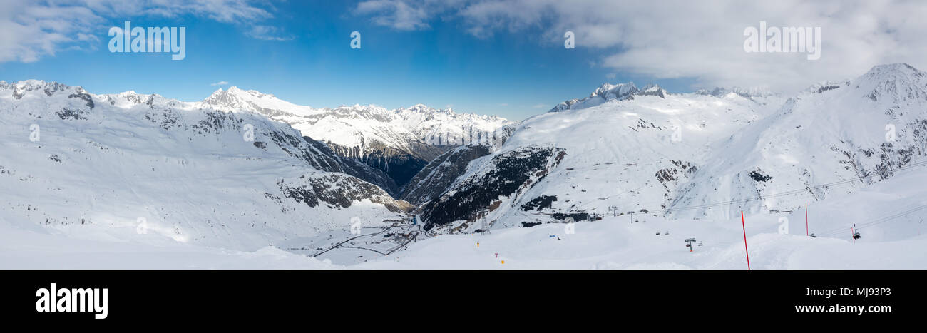 Bellissima vista sulle Alpi innevate da Gemsstock picco nel Cantone di Uri in Svizzera Foto Stock
