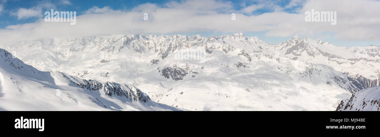 Splendida vista panoramica sulle Alpi innevate da Gemsstock picco nel Cantone di Uri in Svizzera Foto Stock