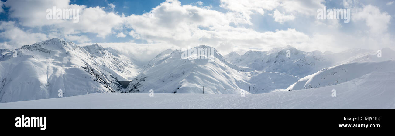 Vista panoramica sulle splendide Alpi innevate nei pressi dell'Oberalp in Svizzera Foto Stock