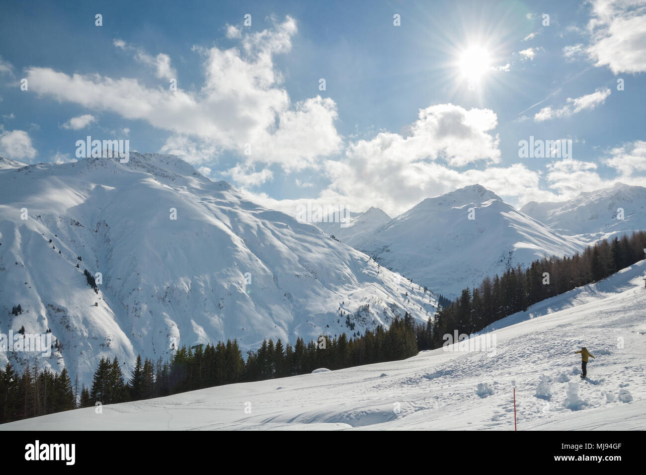 SEDRUN, Svizzera - 9 febbraio 2018: Snowboarder a cavallo lungo il pendio sulla bella e soleggiata giornata invernale in Sedrun ski resort in Svizzera Foto Stock