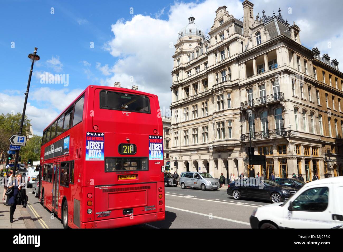 Londra - 16 Maggio: persone ride ibrido di autobus di Londra il 16 maggio 2012 a Londra. Come del 2012, LB serve 19.000 fermate di autobus con una flotta di autobus 8000. Su di noi Foto Stock