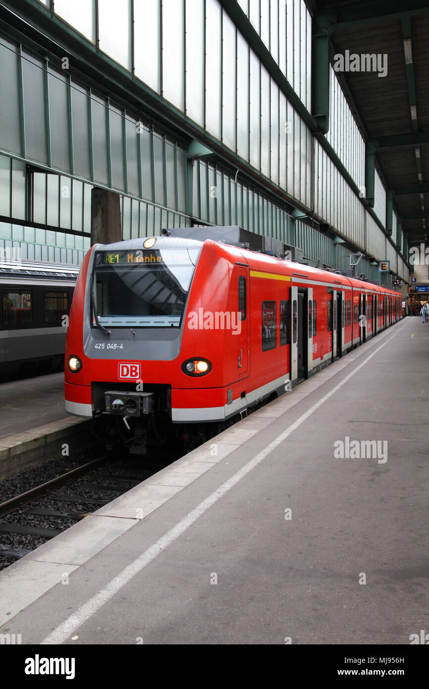 Stoccarda - 24 Luglio: Deutsche Bahn Regio classe treno 425 sulla luglio 24, 2010 a Stoccarda, in Germania. DB ha assunto Arriva PLC Company nel mese di agosto 2010. Classe Foto Stock