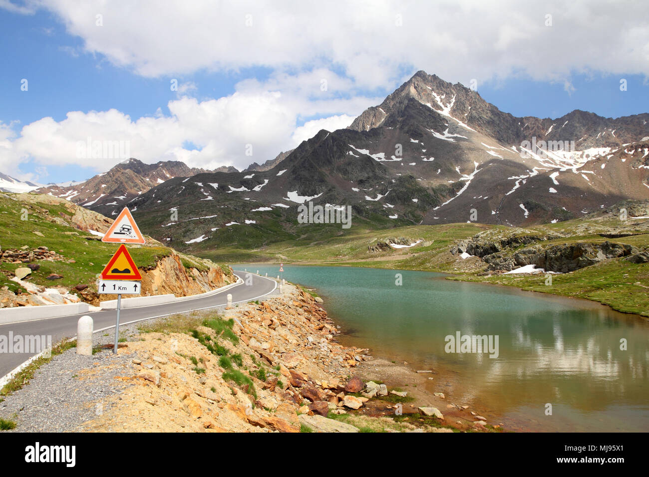 L'Italia. Il lago al Passo Gavia nel Parco Nazionale dello Stelvio. Ortles Alpi. Sullo sfondo: Corno dei Tre Signori picco, 3360m alta. Foto Stock