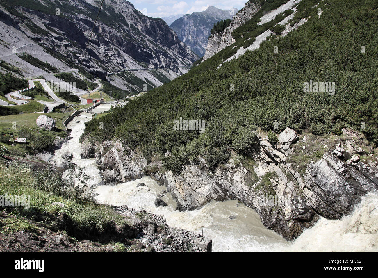 L'Italia, il Parco Nazionale dello Stelvio. Famosa strada per il Passo dello Stelvio nelle Alpi dell'Ortles. Paesaggio alpino. Foto Stock