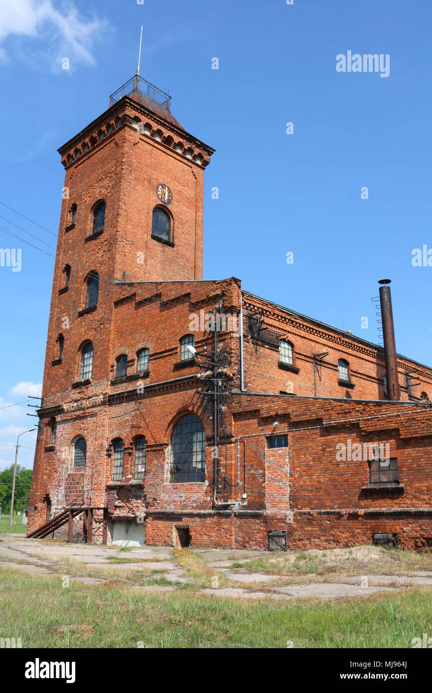 Abbandonata vecchia architettura industriale in Polonia. Ex Distilleria nel Kochcice, Alta Slesia. Foto Stock