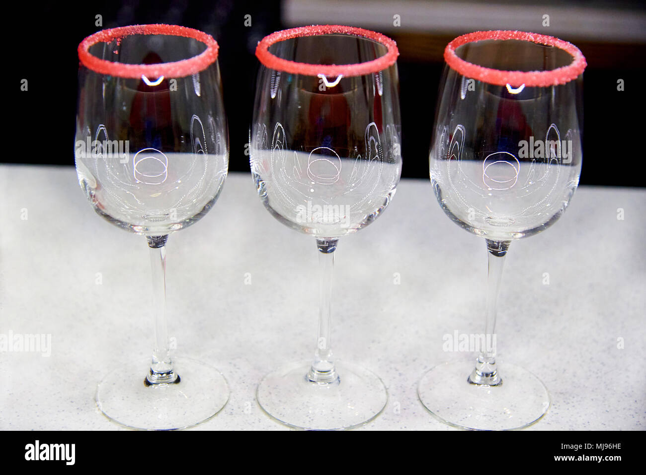 Tre bicchieri vuoti con zucchero sfrangiare per realizzare cocktail Foto Stock