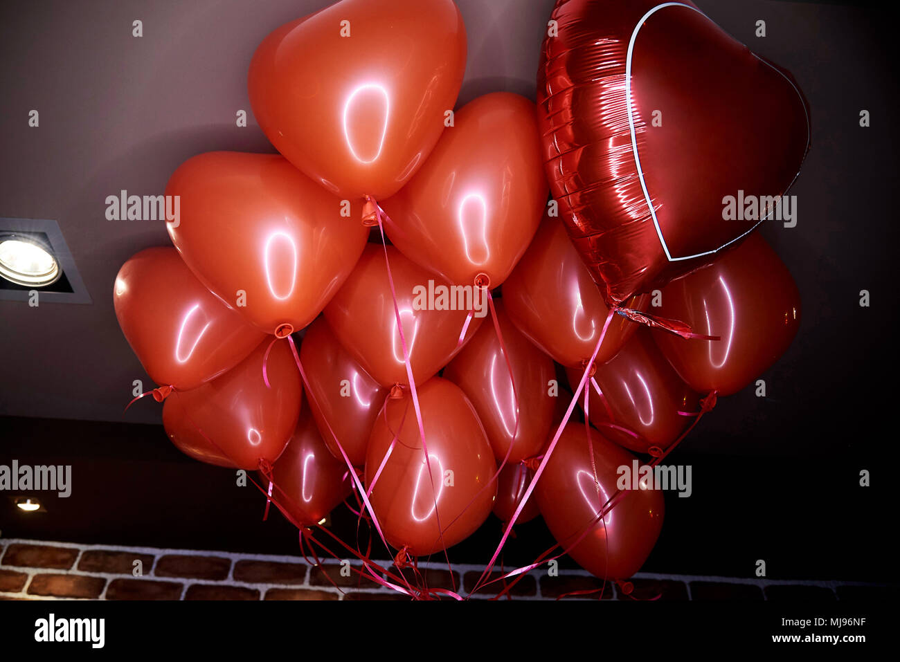 Palloncini rossi a forma di cuore volare al di sotto del massimale Foto Stock