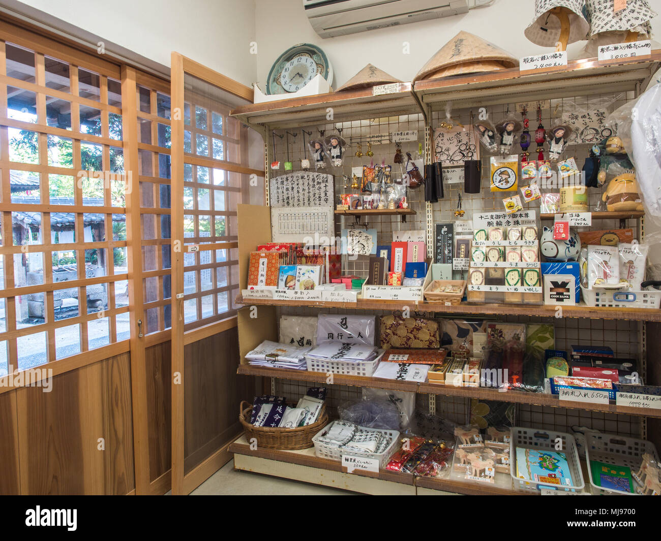 Tempio shop. Visualizzazione di oggetti in vendita a henro pellegrini, Enmeiji, Ehime Shikoku Giappone Foto Stock