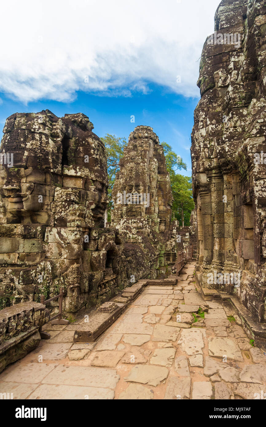 Un passaggio tra la parete di torri e il santuario centrale al terzo livello nel tempio Bayon di Angkor, Siem Reap, Cambogia. Foto Stock