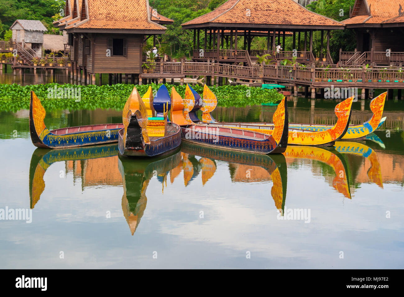 Bello e colorato guardando antichi Khmer in legno imbarcazioni presso il villaggio galleggiante nel Villaggio Culturale Cambogiano in Siem Reap, Cambogia. Foto Stock